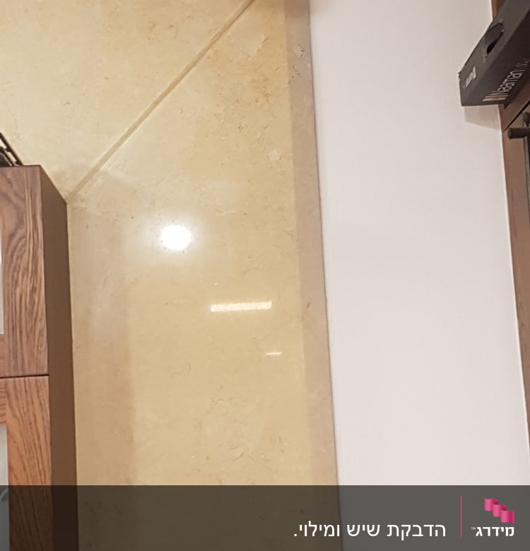 משטח שיש בהיר עם ברק קל